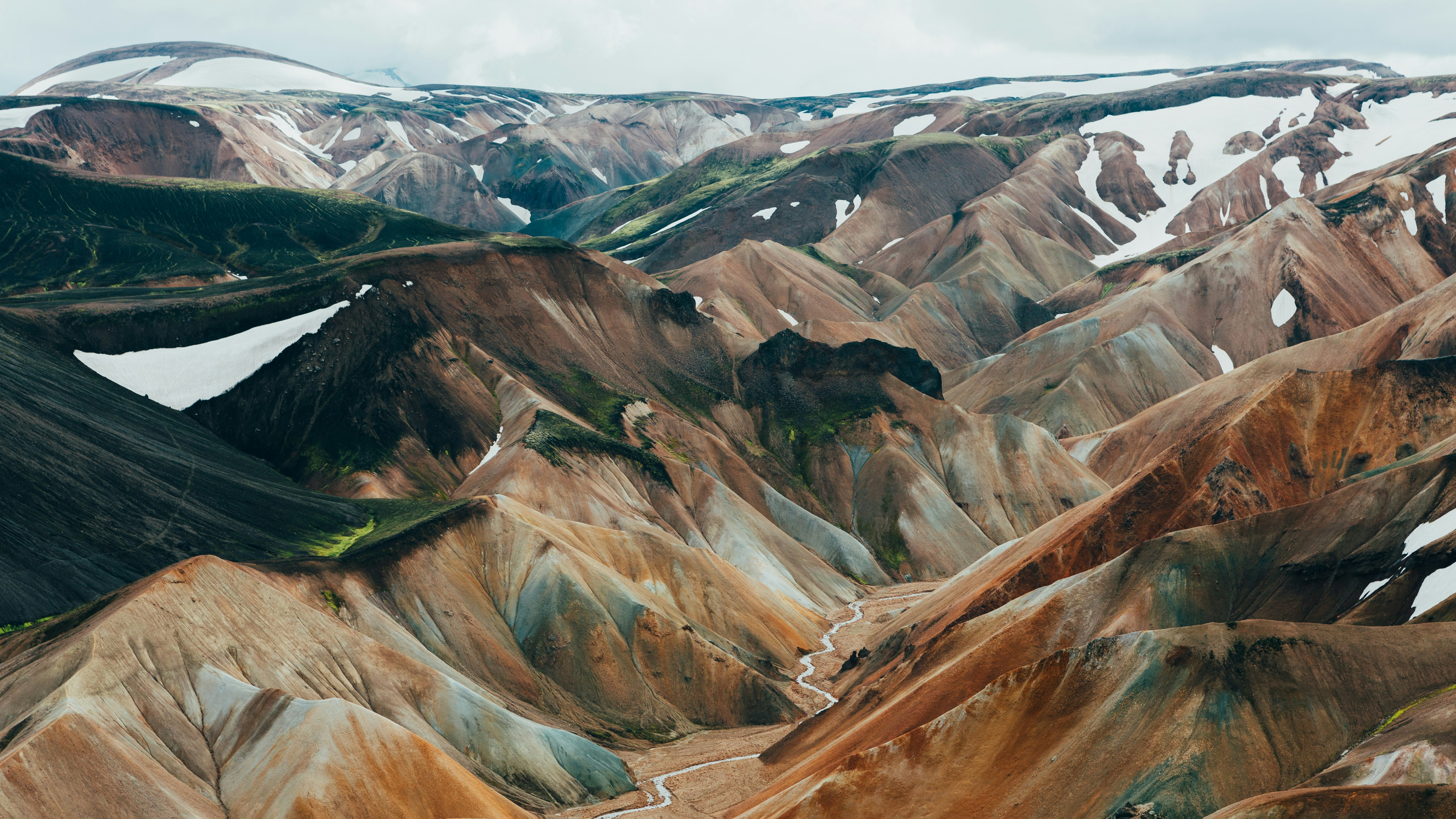 A image that shows a mountain range 